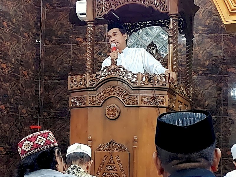Ketua DPRD Kota Makassar, Rudianto Lallo melaksanakan salat tarawih pertama, Ramadan 1444 H di kampung halamannya di Masjid Nurul Anshar, Kelurahan Lakkang, Kota Makassar.