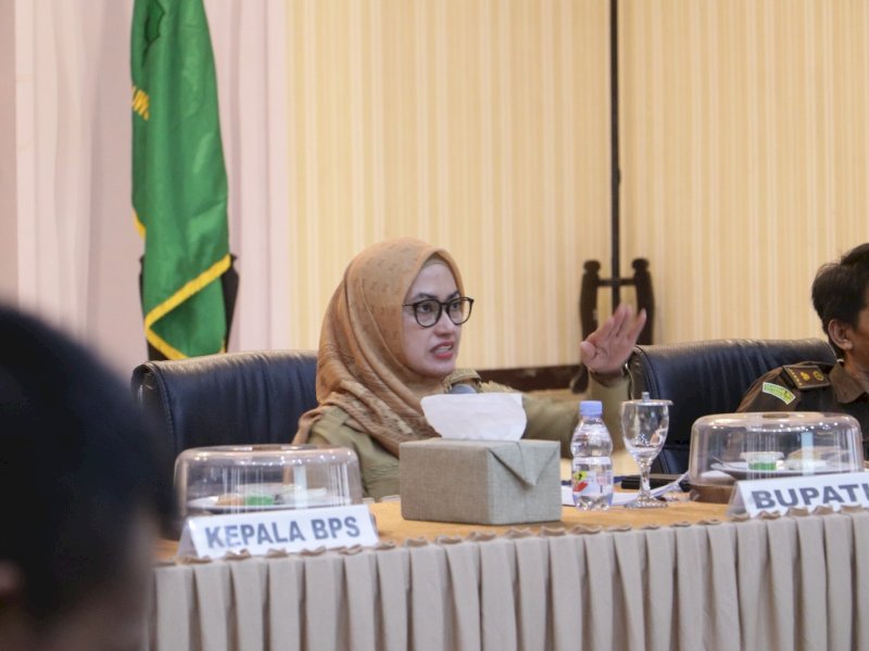 Bupati Indah Putri Indriani pada pertemuan High Level Meeting (HLM) di Aula La Galigo Kantor Bupati.
