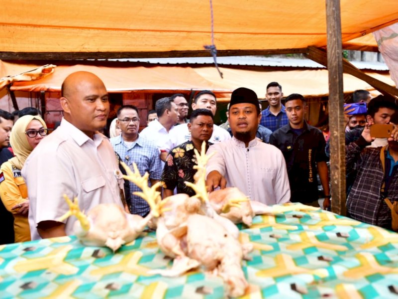 Gubernur Sulawesi Selatan Andi Sudirman Sulaiman melakukan inspeksi ke Pasar Terong, Kota Makassar.
