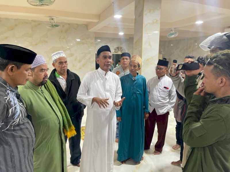 Ketua DPRD Makassar Rudianto Lallo bersama Sekretaris MUI Makassar KH Maskur mengunjungi Masjid Ittifaqul Jamaah.