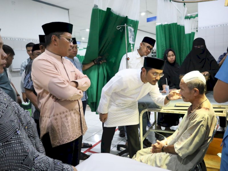 dr Udin saat menangani korban reruntuhan Kubah masjid. 