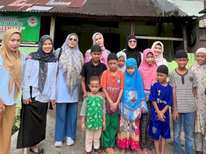 Pengurus Dharma Wanita Persatuan Dinas Pekerjaan Umum (DPU) Makassar melaksanakan anjangsana di dua panti asuhan