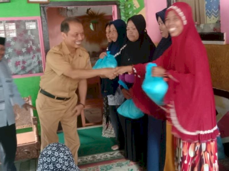 Diskominfo) Kota Makassar menyalurkan puluhan paket sembako kepada masyarakat di Lorong Wisata Viborg Denmark.