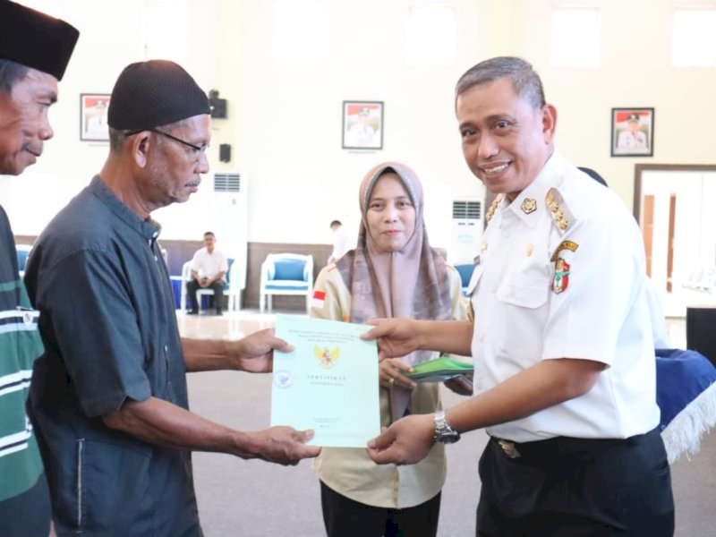 Bupati Wajo, Amran Mahmud menyerahkan sertipikat tanah gratis.