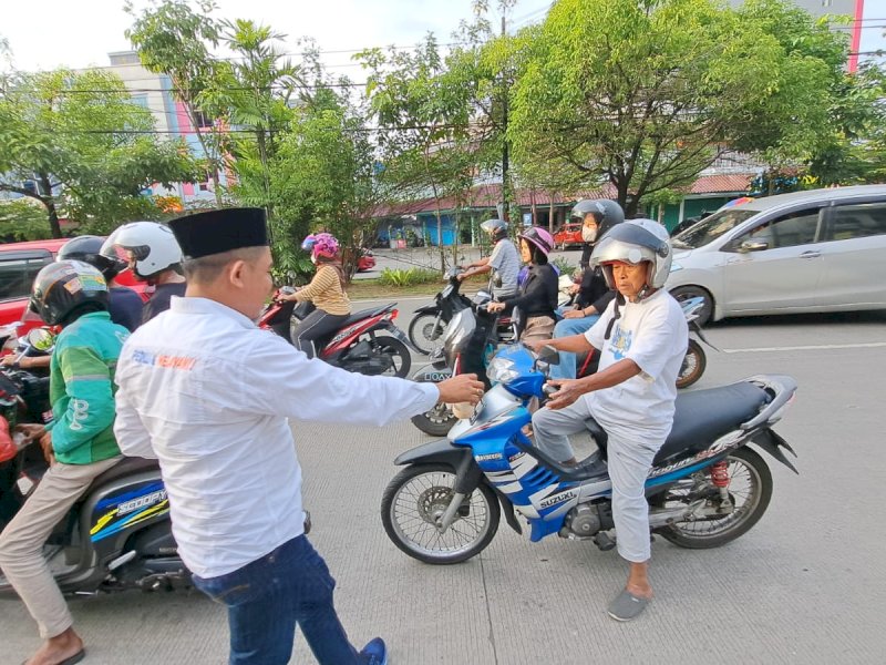 Yayasan Anak Rakyat Indonesia (YARI) melakukan aksi sosial berbagi takjil gratis.