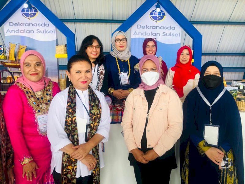 Dekranasda Sulsel memamerkan berbagai hasil kerajinan UMKM.