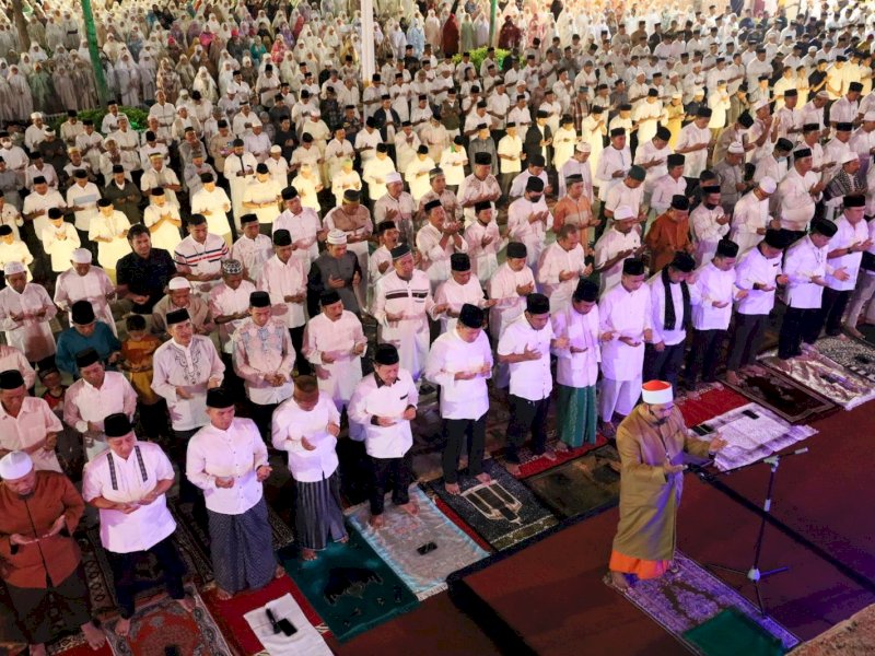 Ribuan masyarakat Kota Makassar tampak antusias mengikuti Gerakan Makassar Salat Subuh Berjamaah (GMSSB) yang dilaksanakan Pemkot Makassar, di Anjungan City Of Makassar, Kamis (30/03/2023).