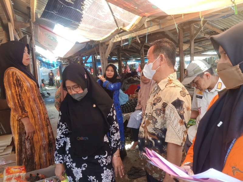 OPD Pemkab Luwu Utara melakukan pemantauan harga komoditas pangan di Pasar Sabbang, Kamis (30/3/2023).