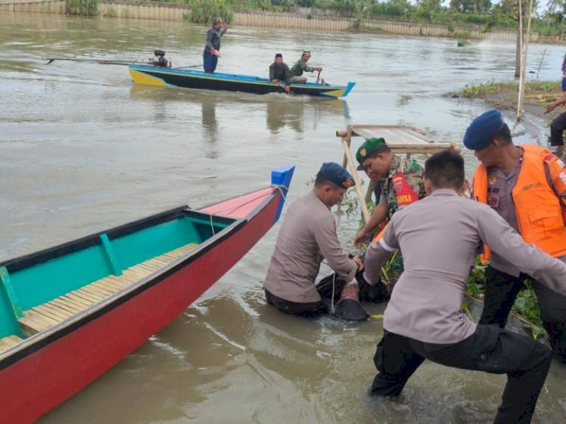 Tim SAR mengevakuasi jenazah korban tenggelam di Sungai Walannae.