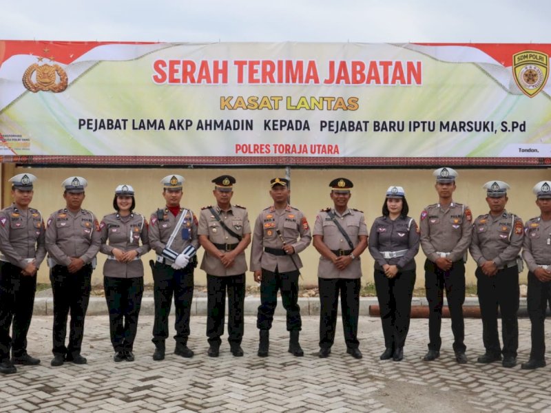 Kapolres Toraja Utara AKBP Eko Suroso memimpin upacara serah terima jabatan (sertijab) Kasat Lantas di halaman Mapolres Toraja Utara, Rabu (05/03/2023).