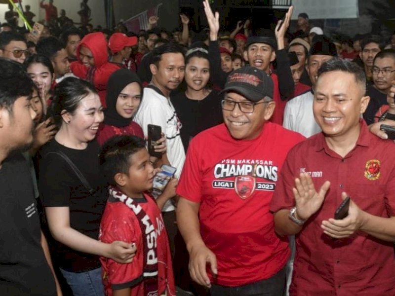 IAS di tengah-tengah suporter PSM.
