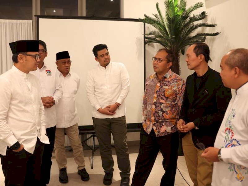 Wali Kota Makassar Moh Ramdhan Pomanto berbincang dengan sejumlah wali kota. 