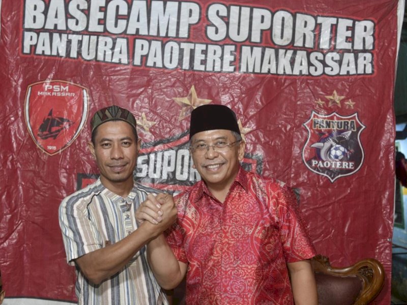 IAS salam komando dengan Ketua Suporter Pantura Paotere, Fahrul.