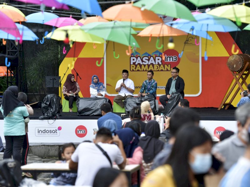 Mantan Wali Kota Makassar dua  periode, Ilham Arief Sirajuddin disambut antusias oleh peserta talkhsow Pesona Ramadan yang diinisiasi oleh Jurnalis Pro (J-Pro) di Mal Ratu Indah, Jumat (7/3/2023).