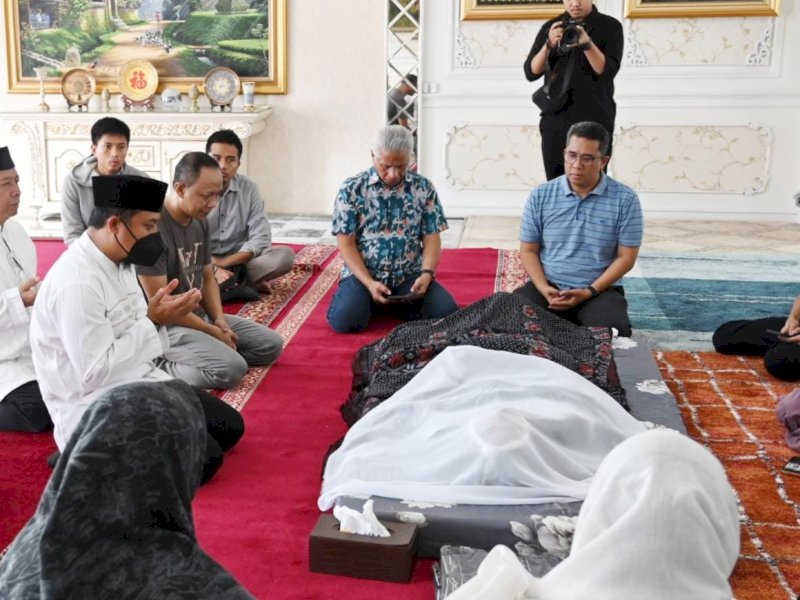 Gubernur Sulawesi Selatan, Andi Sudirman Sulaiman melayat di rumah duka mendiang Muhammad Rapsel Ali di Jalan Bonto Mangape, Makassar.