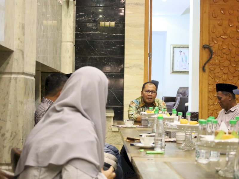 Wali Kota Makassar Moh Ramdhan Pomanto menerima pengurus IKA Unhas Kota Palopo, di kediaman pribadinya di Jalan Amirullah, Minggu (9/04/2023) malam.
