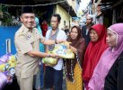 Silaturahmi Warga di Longwis, Dinas Kominfo Makassar Bagi-Bagi Paket Sembako