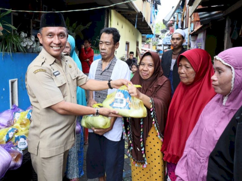 Didampingi Lurah Banta-Bantaeng Ady Mulyadi Jacub, Pejabat Fungsional Diskominfo Rahmat membagikan paket sembako kepada warga di Lorong 4 RW 5.