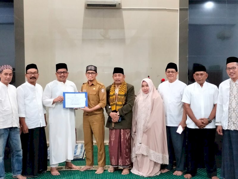 Kepala UPT PAL Dinas PU Makassar Hamka Darwis menyerahkan dana hibah di Masjid Al Ikhlas.