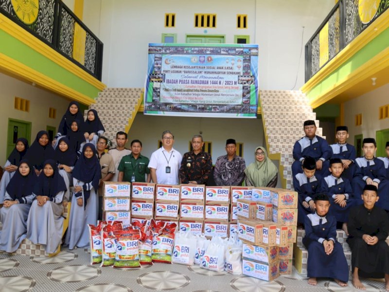 Penyerahan Paket Sembako digelar secara simbolis di Panti Asuhan Darussalam Muhammadiyah Sengkang, Kamis (13/4/2023). 