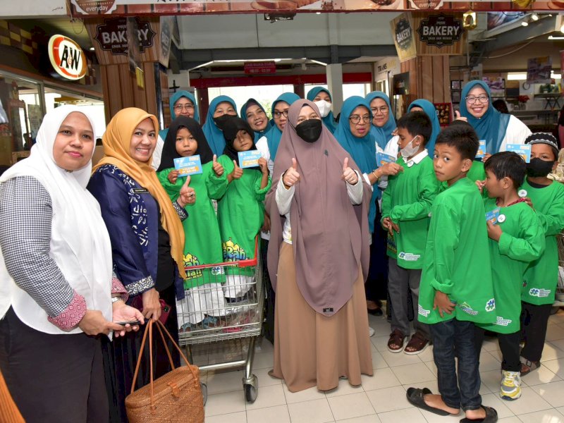 Tim Penggerak PKK Sulsel Naoemi Octarina, membagikan kado Lebaran Anak Andalan kepada anak yatim dan kaum duafa.