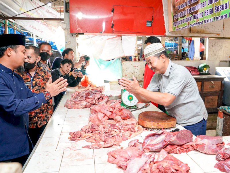 Gubernur Sulawesi Selatan Andi Sudirman Sulaiman melakukan inspeksi ke Pasar Pa&rsquo;baeng-baeng, Kamis (13/4/2023).