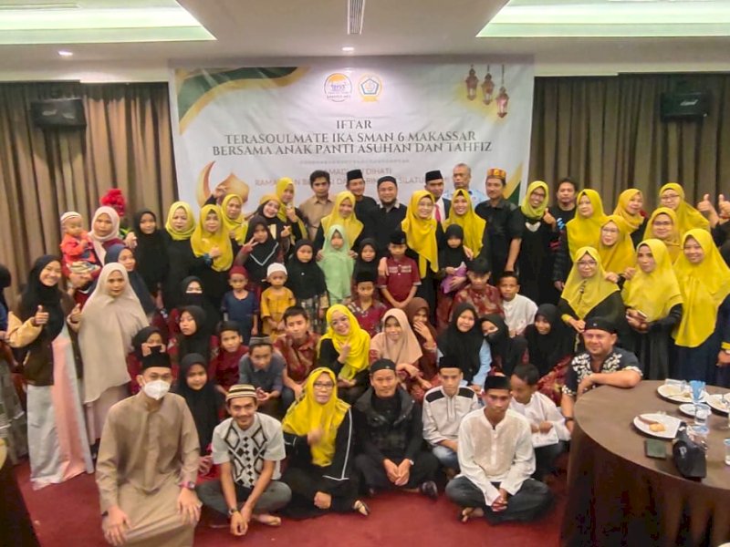 Ketua DPRD Makassar Rudianto Lallo menyantuni anak yatim piatu bersama Komunitas Terasoulmate IKA SMAN 6 Makassar di Hotel Ramedo, Makassar, Jumat (14/4/2023).
