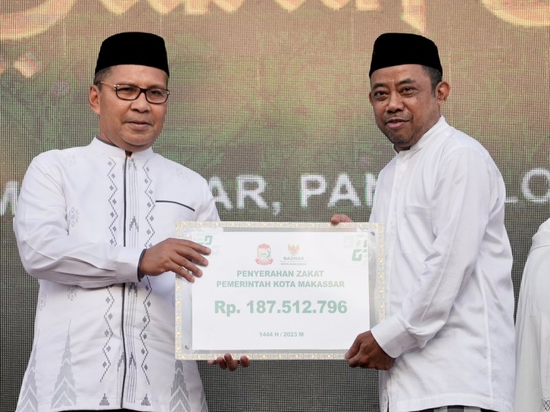 Wali Kota Makassar Moh Ramdhan Pomanto menyerahkan zakat mal atau harta lewat Badan Amil Zakat Nasional (Baznas) Kota Makassar. 