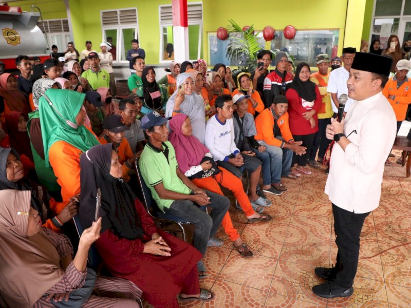 458 petugas kebersihan dan petugas harian Dinas Lingkungan Hidup (DLH) mendapatkan paket lebaran dari Bupati Bantaeng Ilham Azikin.