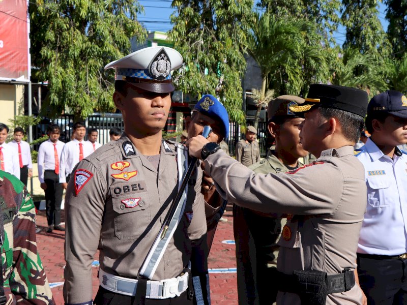 Apel gelar pasukan dalam rangka kesiapan pelaksanaan Operasi Ketupat 2023, di Mapolres Enrekang, Senin (17/4/2023).