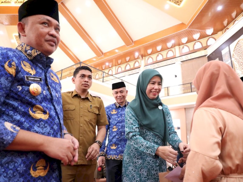 Bupati Bantaeng Ilham Azikin didampingi Ketua TP PKK Bantaeng, Sri Dewi Yanti menyalurkan insentif kepada ratusan Imam Masjid, Guru Mengaji dan Pembina TPA.