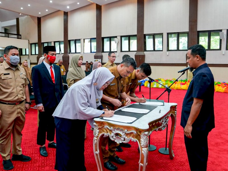 Gubernur Sulawesi Selatan Andi Sudirman Sulaiman melakukan mutasi 13 pejabat pemprov, Selasa 18 April 2023.