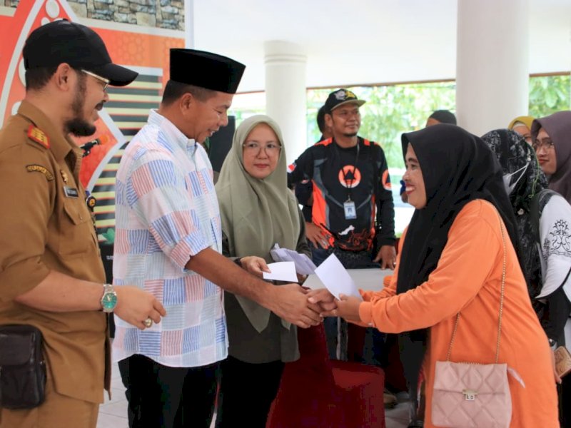 Bupati Bulukumba Andi Muchtar Ali Yusuf membagikan Tunjangan Hari Raya (THR) kepada Tim Kendali Banjir.