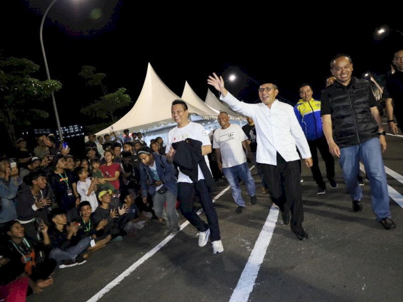 Wali Kota Makassar Moh Ramdhan Pomanto bersama Kapolrestabes Makassar Kombes Pol Mokhamad Ngajib menonton langsung jalannya pertandingan.