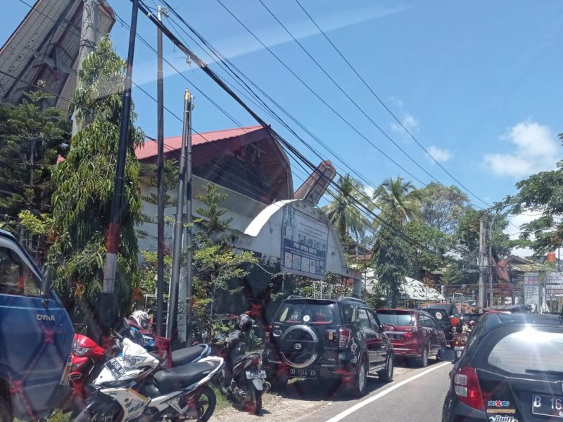 Parkir liar depan Hotel Puri Artha Tator yang bikin macet.