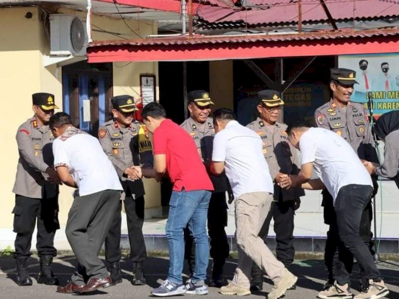 Kapolres Bone AKBP Arief Doddy Suryawan memimpin apel perdana usai cuti Lebaran Idul Fitri 1444 H, Rabu (26/4/2023).