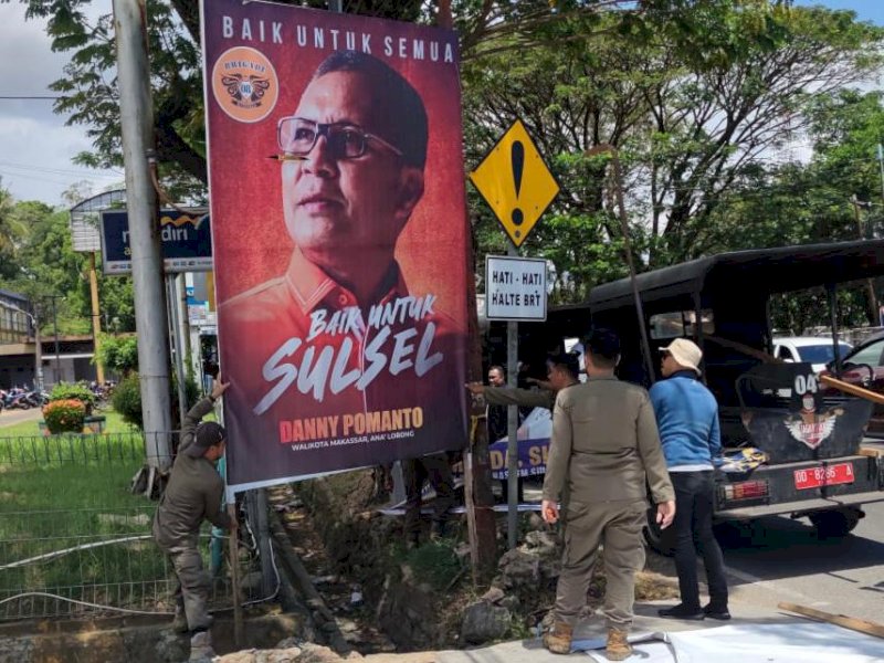 Bapenda Makassar menertibkan ratusan reklame dan baliho. 