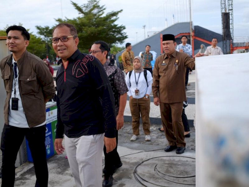 Wali Kota Makassar Moh Ramdhan Pomanto melakukan finalisasi kedatangan Mendagri dan upacara dalam rangka Peringatan Hari Otonomi Daerah (OTDA) XXVII di Anjungan Pantai Losari.