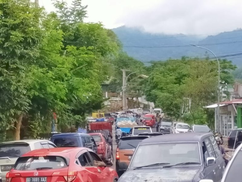 Kemacetan parah yang kembali terjadi di depan Hotel Puri Artha. 