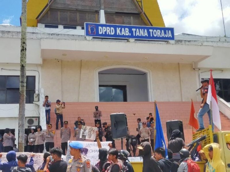 Puluhan pengunjuk rasa dari Aliansi Toraja Tolak Tambang menggelar aksi di depan kantor DPRD Tana Toraja, Jumat (28/4/2023).