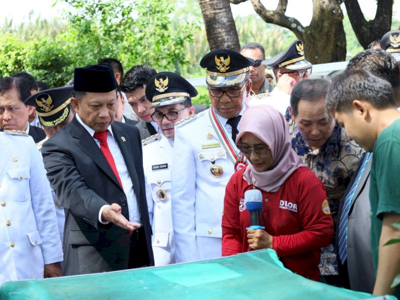Mendagri Tito Karnavian di sela-sela kunjungannya ke Lorong Wisata Sidney, Kecamatan Tallo, Sabtu, (29/04/2023).
