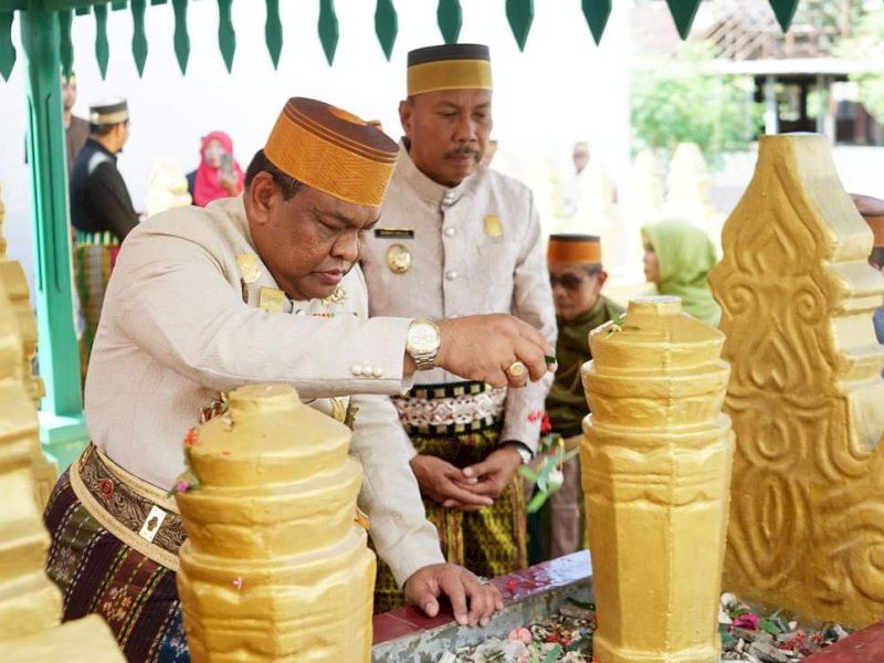 Bupati Bone Andi Fahsar M Padjalangi berziarah ke makam dan situs Raja Bone.