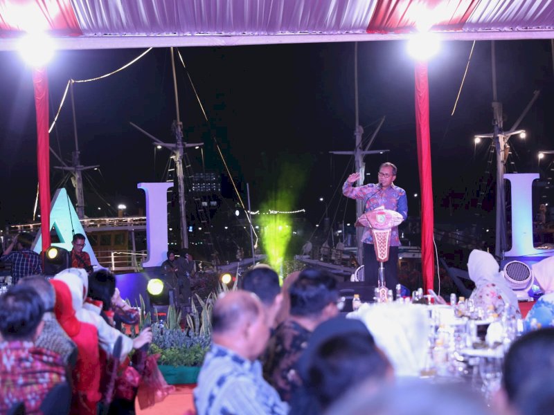 Wali Kota Makassar Moh Ramdhan Pomanto menjamu makan malam ratusan peserta Pertemuan Saudagar Bugis Makassar (PSBM) di Anjungan Pantai Losari, Minggu, (30/04/2023).