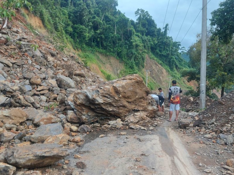 Jalan poros Batusitanduk-Rantepao di Kabupaten Luwu kini sudah bisa dilalui kendaraan setelah sempat tertutup longsor.