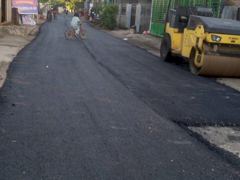 Jalan Parinring, Tamangapa yang telah diaspal. 