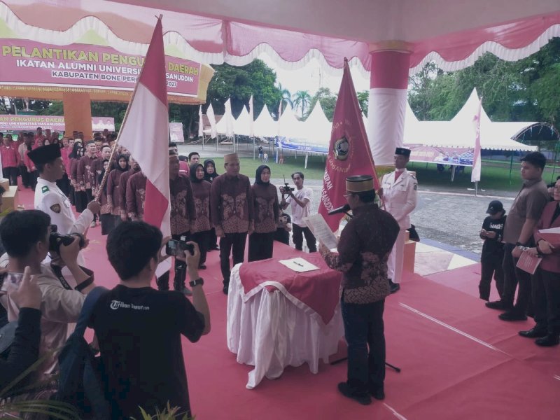 Bupati Bone Andi Fahsar M Padjalangi menghadiri pelantikan pengurus Ikatan Keluarga Alumni (IKA) Unhas Kabupaten Bone 2023-2027.