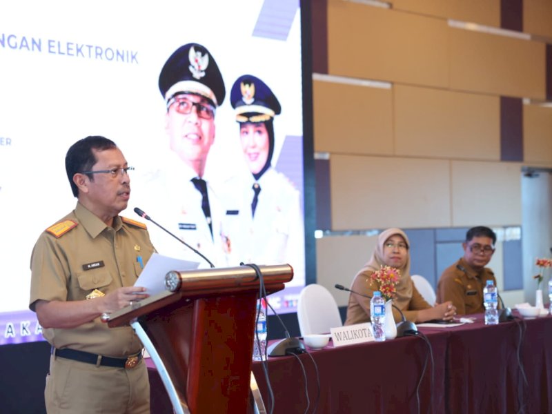 Sekkot Muh Ansar membuka Bimtek Penggunaan dan Pemanfaatan Tanda Tangan Elektronik di Hotel Aston Makassar, Selasa (9/05/2023).