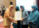 Indira Yusuf Ismail Sabet Penghargaan dari TP PKK Provinsi Sulsel