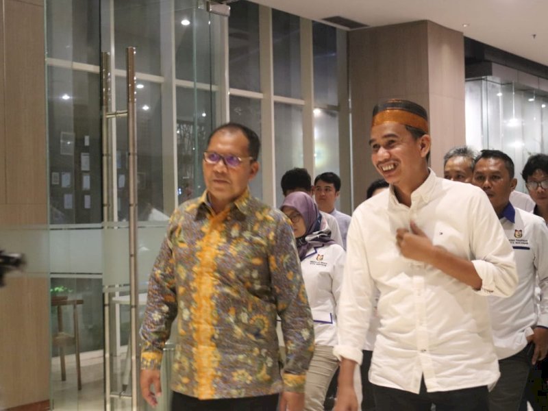 Wali Kota Makassar bersama Ketua DPRD Makassar, Rudiango Lallo mendapat penghargaan dari LKS Tripartif Kota Makassar dan Dewan Pengupahan Kota Makassar.