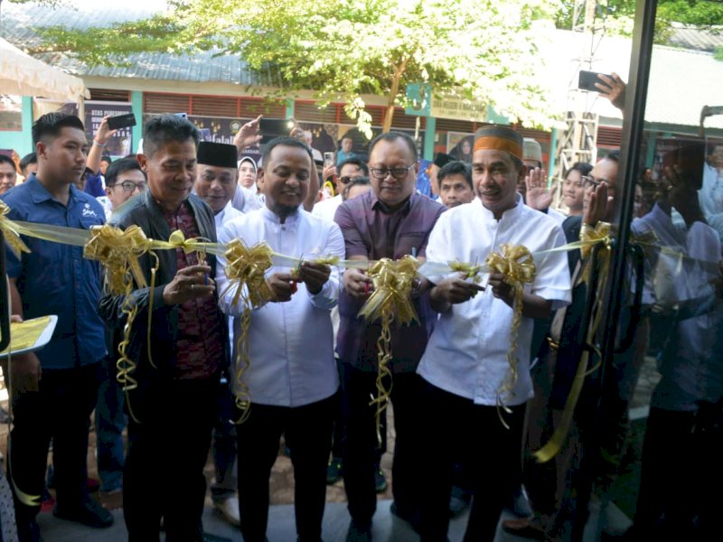 Gubernur Sulawesi Selatan Andi Sudirman Sulaiman hari ini meresmikan gedung Sekretariat IKA SMAN 6 Makassar, sabtu (13/5/2023).